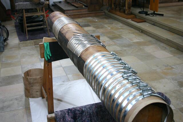 Erneute Verpressung des Furniers an einer der Altarsäulen.