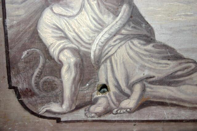 Fingergroßes Loch an einem der Bilder des Antependiums