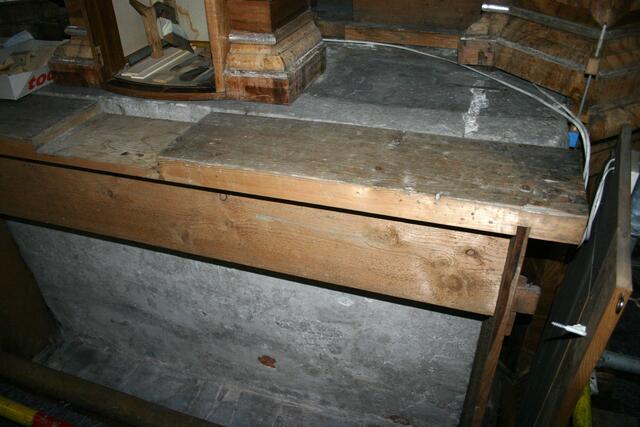 Vielleicht geht der gemauerte Tisch unter dem Hauptaltar noch auf das Jahr 1500 zurück?