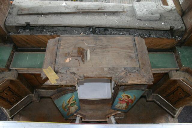 Der große Tabernakel in Draufsicht. Man beachte die "Reparatur" mit Kreppband.