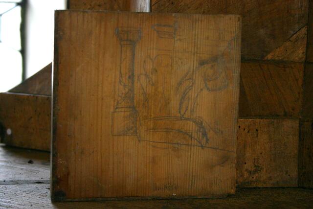 Bei diesem Brettstück handelt es sich vermutlich um eine Handskizze des  Batzenhofener Künstler Thomas Mayr, der die Altäre um 1720 schuf.