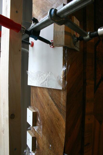 Wo immer möglich, kommen statt geschraubter Sperrholzbrettchen Schraubzwingen als Anpreßhilfe zum Einsatz.