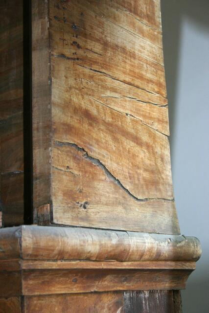 Gesprungenes, abplatzendes und gänzlich fehlendes Furnier.