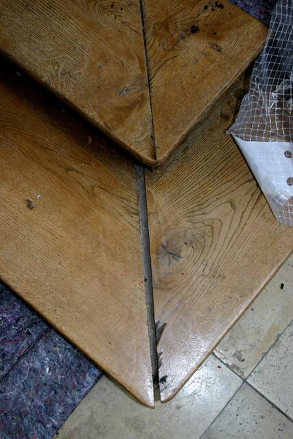 Fingerbreiter Spalt in den Altarstufen