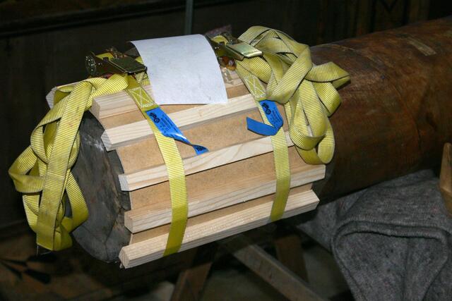 Stück für Stück wird das Furnier an den Altarsäulen erneut befestigt. Zum Einsatz kommt Fischleim, wie er schon bei der Erstklebung verwendet worden war.