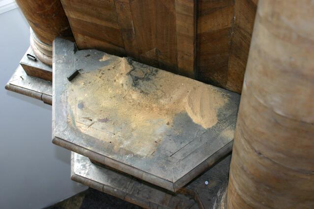 Auf diesem Sockel stand die von dem berühmten Schnitzer Stephan Luidl geschaffene Statue des heiligen Martin. Der Holzwurm hat erlesenen Geschmack bewiesen!