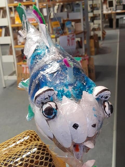 Der Plastikfisch hat ein starkes Schnappmaul zum Zubeißen.