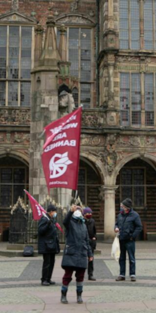 Die Flaggen „Nuclear weapons are banned” für die Aktion am 22. Januar 2021 zum Inkrafttreten des UN-Atomwaffenvertrages sind in Bremen angekommen und wurden schon einmal am Roland ausprobiert.