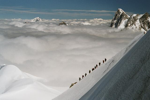Die Tour zum Montblanc kann beginnen. Rechts Grand Jorasses, neben der Eiger-Nordwand und der Matterhorn-Nordwand eine der drei großen Nordwände der Alpen.