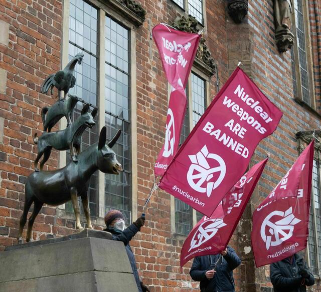 Die Flaggen „Nuclear weapons are banned” für die Aktion am 22. Januar 2021 zum Inkrafttreten des UN-Atomwaffenvertrages sind in Bremen angekommen und wurden schon einmal bei den Stadtmusikanten ausprobiert.