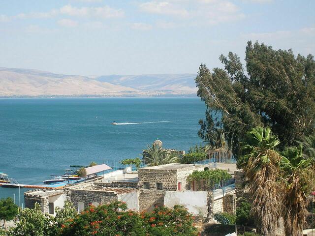 Israel: Tiberias und See Genezareth > gemeinfrei > https://de.wikipedia.org/wiki/Israel#/media/Datei:Sea_of_Galilee_2008.JPG | Foto: wie vor