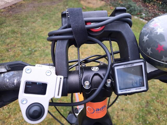 OpenBikeSensor. Sichere Kabelbefestigung mit Klettband, hier am Vorbau-Halter für die Lenkertasche. Bild: http://ADFC-Langenhagen.de