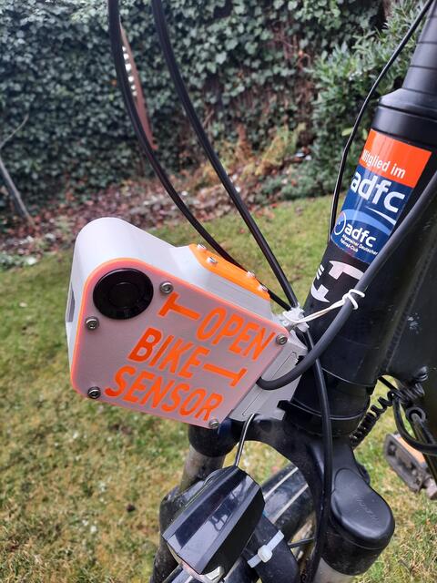 OpenBikeSensor, montiert am Lenkkopf: Die Messeinrichtung verbleibt auch bei Lenkeinschlag in der Achse des Rahmens. Bild: http://ADFC-Langenhagen.de
