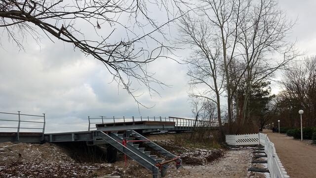Im Küstenwald wird an den Zugängen zur höher gelegenen Dünenpromenade gebaut. Foto: Helmut Kuzina
