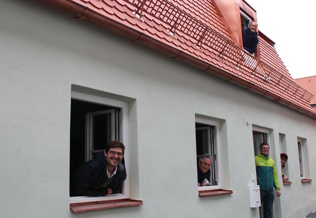 Corona-gerecht auf Abstand: Bürgermeister Eichmann (oben); unten v.l.: Andreas Ziegenaus (AV), Paul Pöller (AV), Richard Mayr (AV), Sabine Achinger (Stadt FDB)
