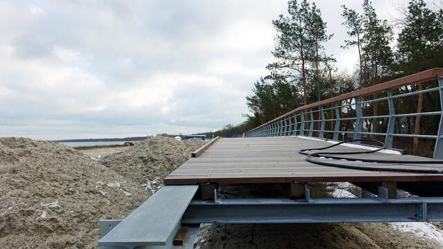 Für den Anschluss an die Seebrücke soll deren Vorbau noch angehoben werden. Foto: Helmut Kuzina