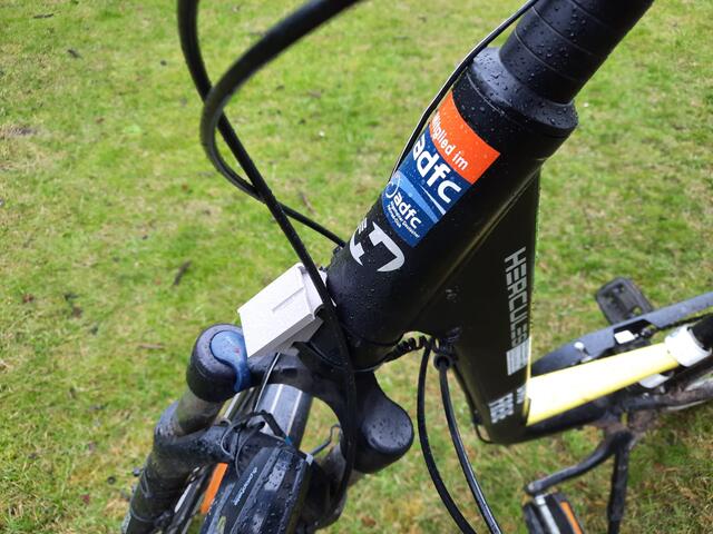 Meßgeräthalterung, hellgrau: Unauffällig nach Abbau des Messgerätes, beim unbewachten Abstellen des Rades bzw. bei Regen. Bild: http://ADFC-Langenhagen.de