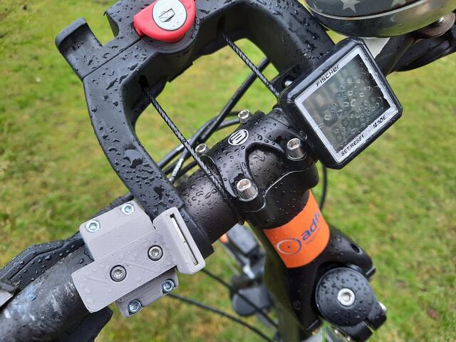 Hellgrau ist Halterung des Bestätigungsgebers: Unauffällig nach Abbau des Druckknopfes, beim unbewachten Abstellen des Rades bzw. bei Regen. Bild: http://ADFC-Langenhagen.de