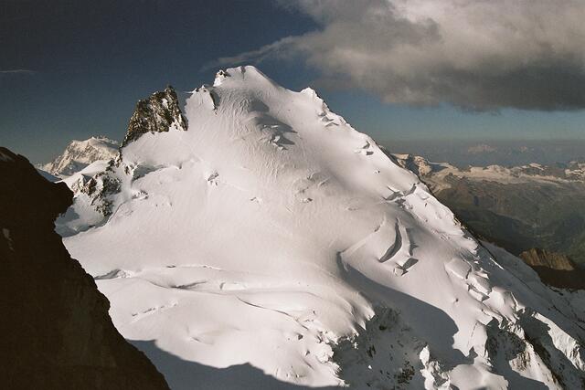 Der Dom ist der höchste Berg der Schweiz, der ganz auf schweizer Boden steht. Links daneben Monte Rosa, der zweithöchste Alpengipfel.