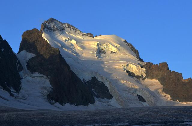 Sie ist der westlichste Viertausender der Alpen.