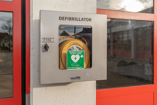 Gestörte Herzfunktionen treten im Alltag immer häufiger auf. Die schnelle Erste Hilfe für Menschen in Not wird durch den sofortigen Einsatz von Defibrillatoren unterstützt.