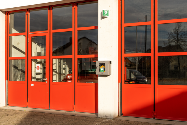 Gestörte Herzfunktionen treten im Alltag immer häufiger auf. Die schnelle Erste Hilfe für Menschen in Not wird durch den sofortigen Einsatz von Defibrillatoren unterstützt. Ein weiterer Defibrillator wurde jetzt bei der Einsatzzentrale der Freiwilligen Feuerwehr Friedberg  installiert.
