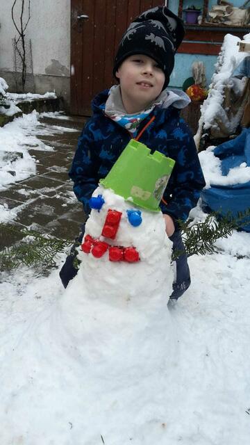 Winterwonderland Nebra am 26.1.2021 ! 
Seit Jahren hat es nicht mehr viel zu bei uns geschneit, unsere Enkel und die Hunde haben sich gefreut mal wieder Schlitten fahren zu können und im Schnee so richtig austoben zu können !