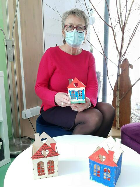 Michaela Erd, die Leiterin des Hort West in Königsbrunn freut sich, dass die Kinder aus der Notbetreuung den Senior*nnen eine Freude machen.