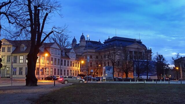 Am Alten Garten brennen noch die Straßenlaternen vor der zweiflügeligen Fachwerkanlage, dem „Alten Palais“.  Rechts ist das Mecklenburgische Staatstheater zu sehen. Foto: Helmut Kuzina