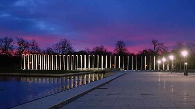 Im Schlossgarten leuchtet die moderne Kolonnade aus der Zeit der Bundesgartenschau. Foto: Helmut Kuzina