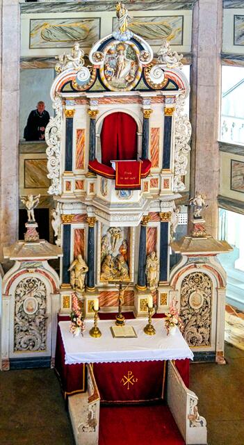 Eine Besonderheit stellt dieser hölzerner Kanzelaltar von 1695 dar. Der obere Zugang erfolgt über die untere Empore. Da der Bau der Kirche erst rund 40 Jahre später erfolgte und am Kanzelaltar keine Anpassungen beim Einbau nötig waren, müssten zu diesem Zeitpunkt schon Baupläne für die Kirche vorhanden gewesen sein.