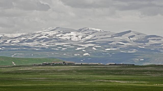 Schöne Ausblicke während der Fahrt vom Sevan-See in Richtun Süden