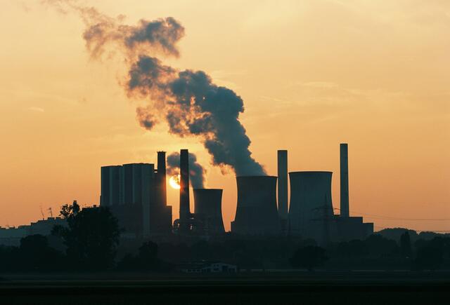 Kraftwerk Weisweiler in den Sommermonaten. (Foto: S. Petermann - photo79 | aus der Serie "industrial landscapes")