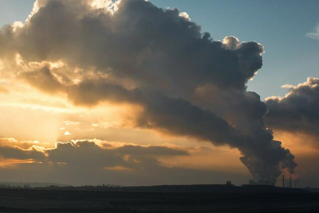 "Wolkenmacher" RWE-Kraftwerk Weisweiler. (Foto: S. Petermann - photo79 | aus der Serie "industrial landscapes")