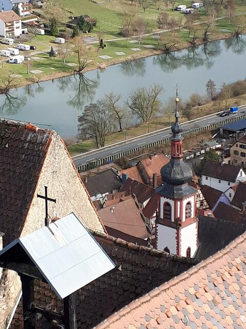 Blick vom Bergfried der Burg auf den Ort Rothenfels am Main