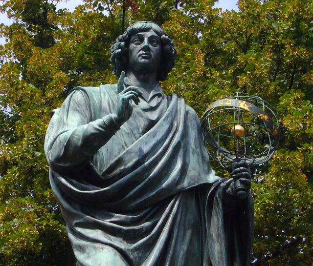 Nikolaus Kopernikus war vor 500 Jahren der Begründer der modernen Astronomie. Er stellte fest, dass nicht die Sonne um die Erde kreist, sondern die Erde um die Sonne. Er rückte diese in den Mittelpunkt der damals bekannten Welt.