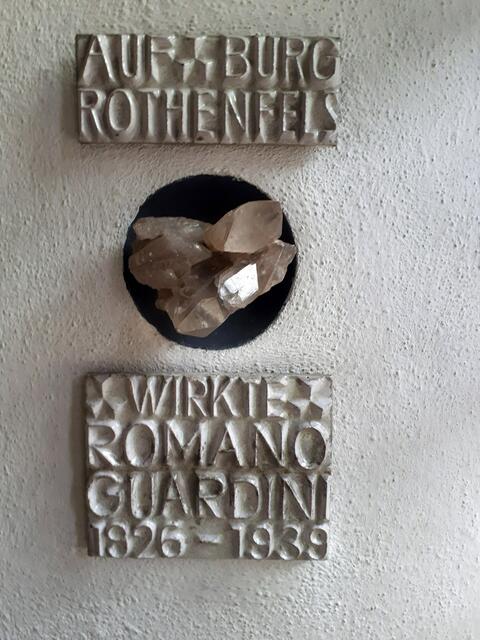 Gedenktafel mit Bergkristallen in der Kapelle - Siehe auch: Erinnerungen an Romano Guardini - Spurensuche auf Burg Rothenfels 2018: https://www.myheimat.de/rothenfels/kultur/erinnerungen-an-romano-guardini-spurensuche-auf-burg-rothenfels-2018-d2860867.html