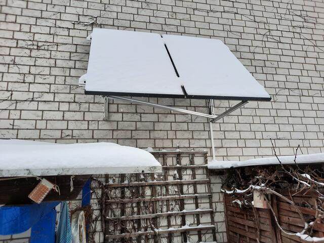 Start der offiziellen Erzeugung elektrischer Energie per Photovoltaik am Montag, 8. Februar 2021: Durch die starken Schneefälle der letzten Tage und die große Kälte sind die beiden Solarmodule komplett "zu", Energieerzeugung ist also gleich "Null". Aber, die Sonne soll ja kommen, demnächst ... siehe nächstes Bild ....