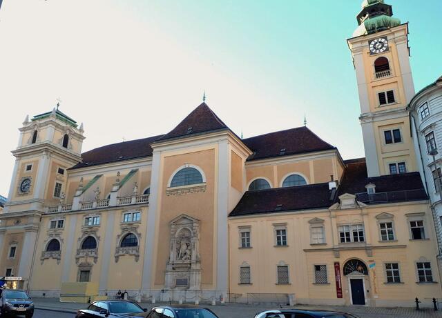 Schottenkloster Wien mit Gästehaus - mittig das Denkmal für den Stifter Heinrich II. Jasomirgott