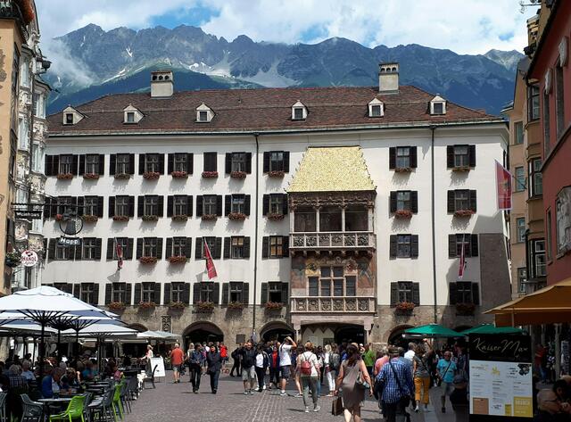 In Innsbruck am "Goldenen Dachl" - 07.07.2019 - https://www.myheimat.de/hamburg/kultur/tirol-erleben-in-innsbruck-am-inn-d3097196.html
