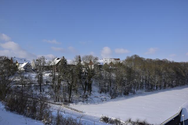 Dorfkern mit Kirche und der Wetterburg