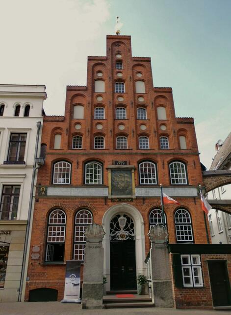St. Jakobus-Begegnungen im Haus der Schiffergesellschaft und in der St. Jakobi-Kirche in Lübeck 08/2015: https://www.myheimat.de/luebeck/kultur/ein-treffen-in-luebeck-mit-besuch-der-schiffergesellschaft-und-begegnungen-mit-st-jakobus-d2709448.html