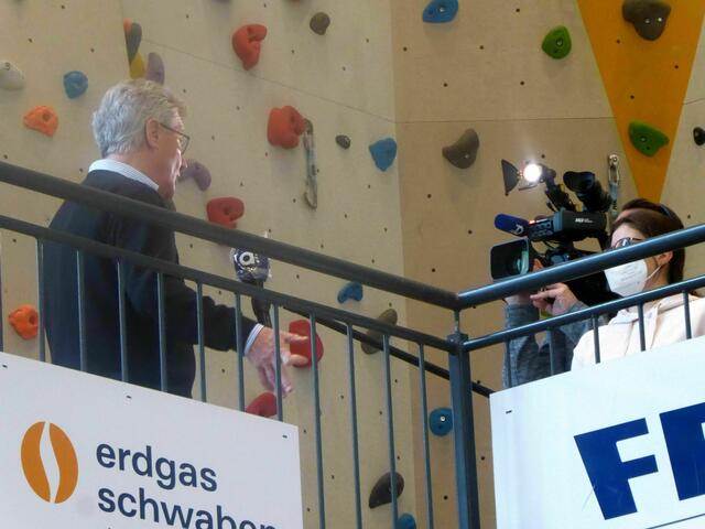 Ehrenvorsitzender Stefan Leinfelder schildert die Entstehung der Kletterhalle | Foto: Bernd Prause
