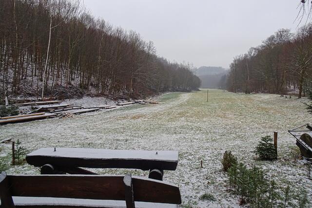 schöner  Ruheplatz am Europäischen Fernwanderweg mit Blick zum Leinetal