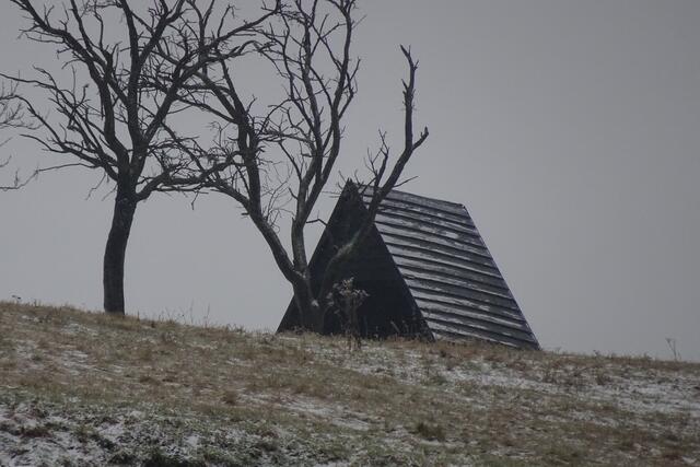Schutzhütte am Klusberg im Nebel