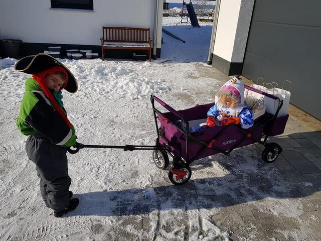 MARTIN UND MARION HELFEN IHRER MAMA BEIM AUSFAHREN DER FASCHINGSTÜTEN AN DIE KINDERGARTENKINDER, DIE ZUHAUSE SIND | Foto: MELANIE GERBL