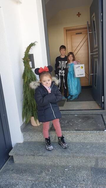 LUISA ÜBERRASCHT IHRE KINDERGARTENFREUNDIN LUISA UND DEREN BRUDER MIT DER FASCHINGSTÜTE | Foto: TANJA BACHMAN