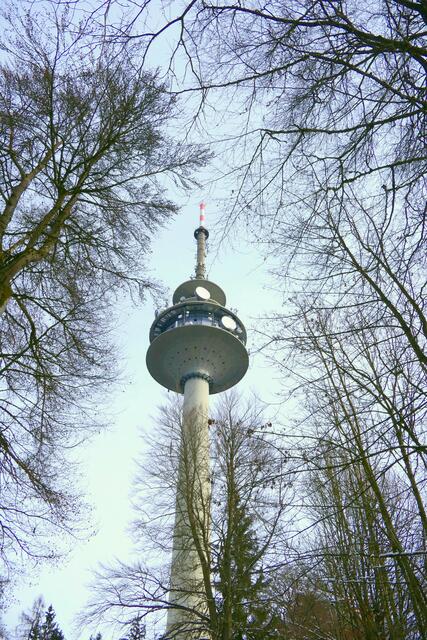 Nebenan auf dem Buchberg der 158 Meter hohe Fernmeldeturm