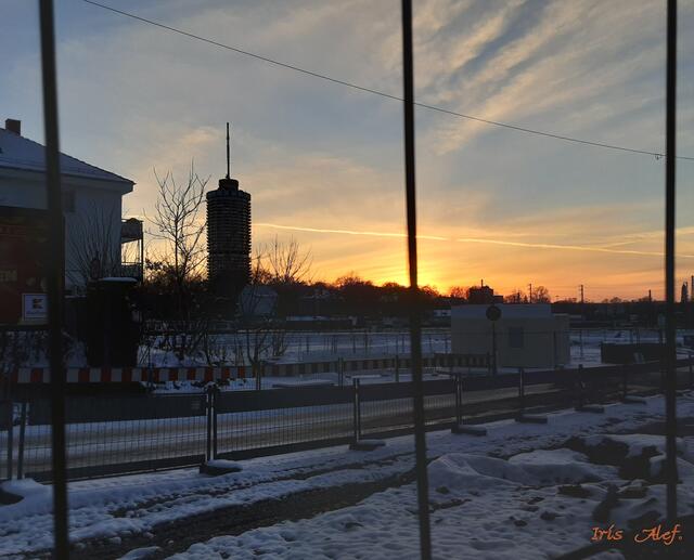 Durch den Bauzaun fotografiert mit Hotelturm.