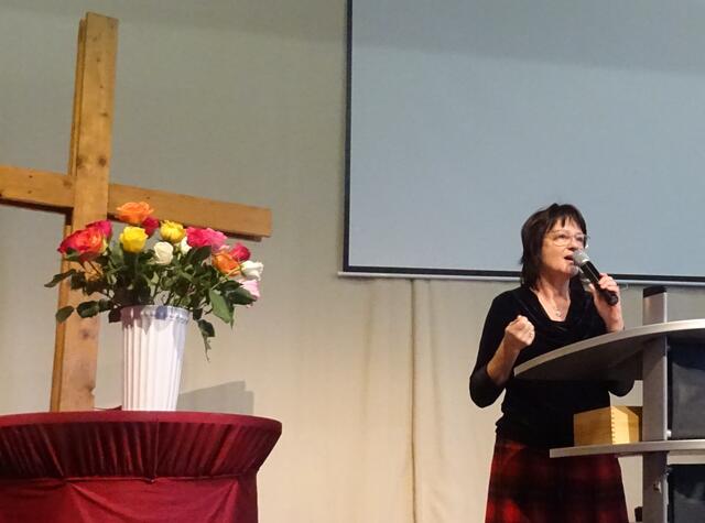 Connie Veit, die den Auftakt-Gottesdienst am 7. Februar in der Evangelischen Freikirche Vineyard in Landsberg leitete - (Foto: Rolf-Dieter Braun - Archiv des Landsberger MarriageWeek-Forums - Verwendung mit freundlicher Genehmigung)